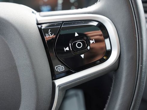 Used 2020 Volvo XC90 T5 Momentum w/ Protection Package Premier image 32