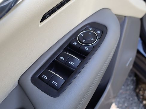 Used 2022 Cadillac XT6 Premium Luxury w/ Technology Package FWD image 18