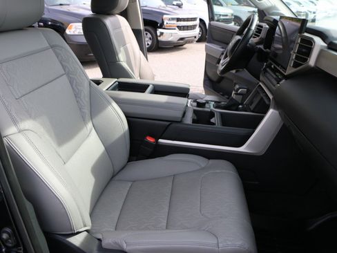 Used 2024 Toyota Tundra Limited AWD/4WD image 31