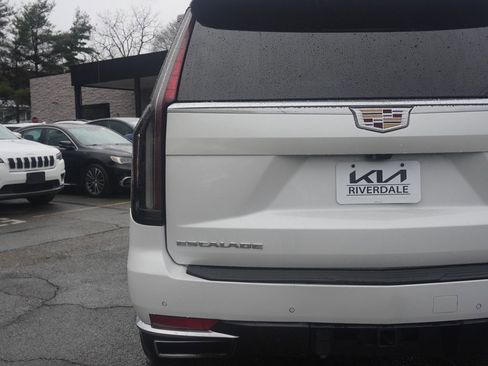 Used 2021 Cadillac Escalade ESV Premium Luxury image 20