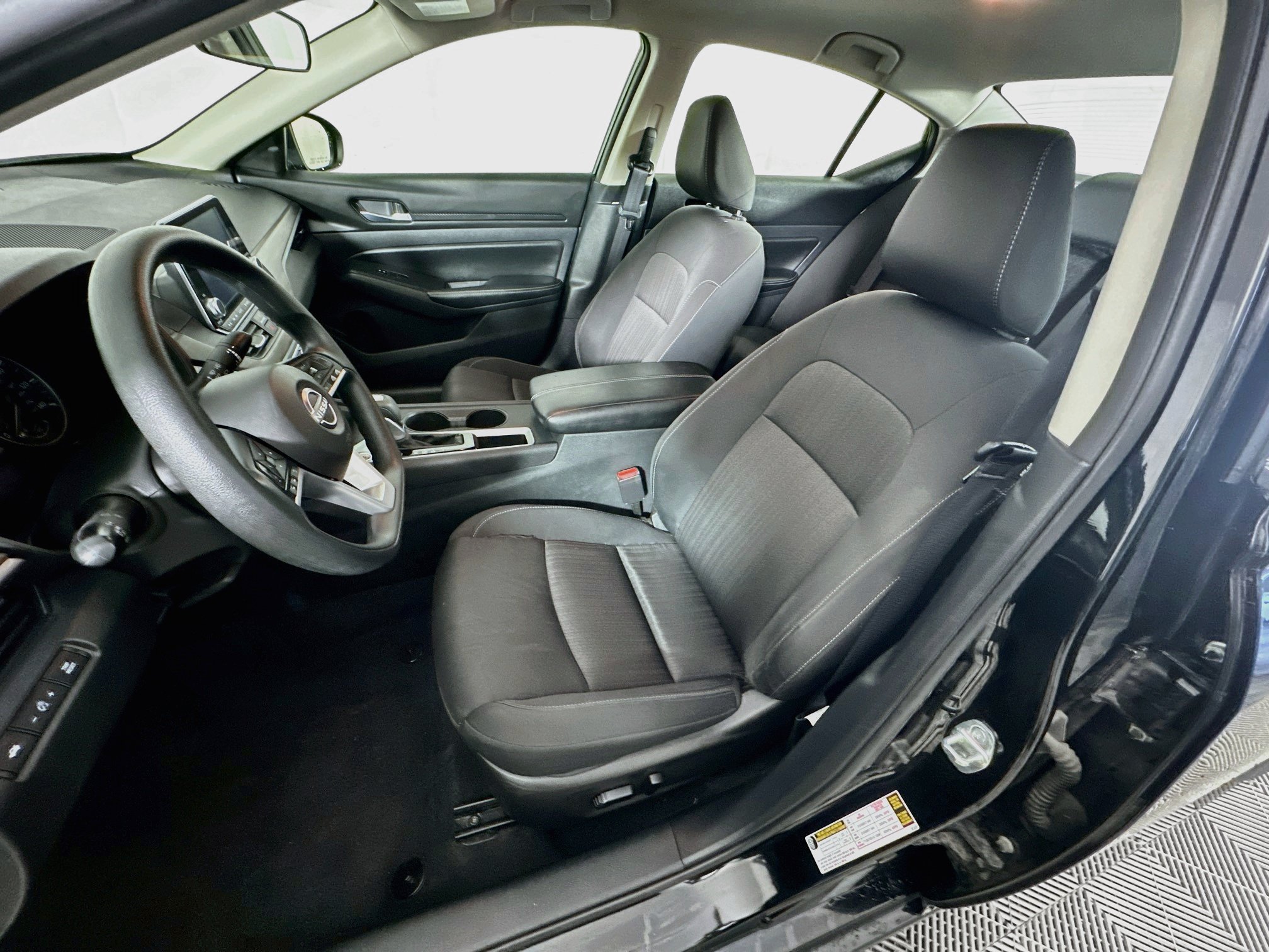 Used 2025 Nissan Altima 2.5 SV FWD image 13