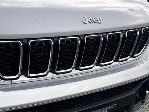 Used 2024 Jeep Grand Cherokee Overland AWD/4WD image 33