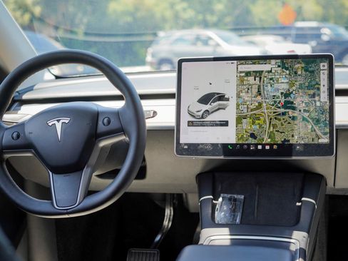 Used 2021 Tesla Model Y Long Range AWD/4WD image 10