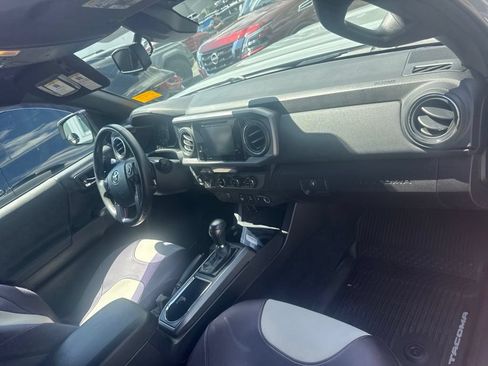 Used 2018 Toyota Tacoma TRD Sport AWD/4WD image 25