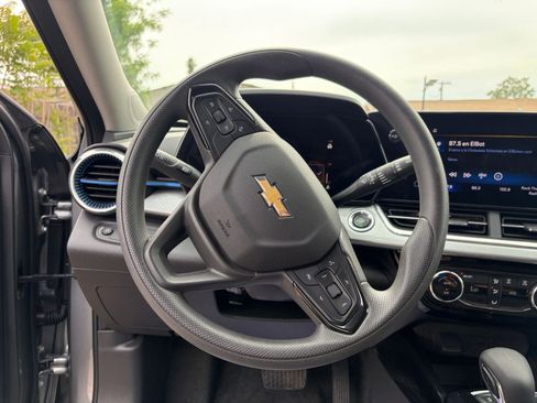 Used 2025 Chevrolet Trax LT image 28