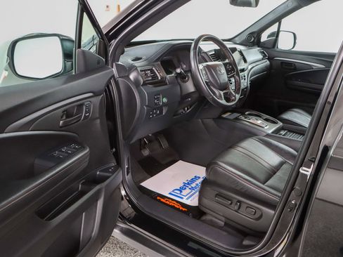 Used 2023 Honda Passport TrailSport image 3