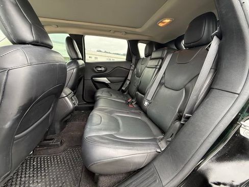 Used 2017 Jeep Cherokee Overland w/ Technology Group AWD/4WD image 12