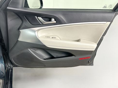 Used 2025 Genesis G70 2.5T image 31