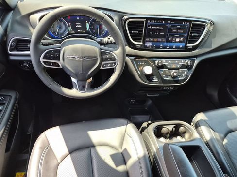 Used 2025 Chrysler Pacifica Select FWD image 26