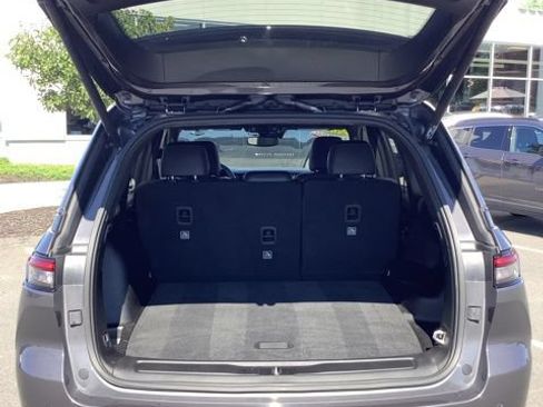 Used 2023 Jeep Grand Cherokee Altitude AWD/4WD image 7