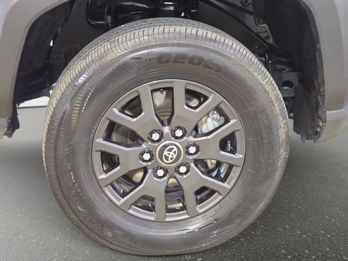 Used 2025 Toyota 4Runner SR5 AWD/4WD image 30
