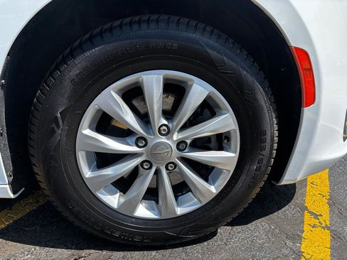 Used 2018 Chrysler Pacifica Touring-L FWD image 10