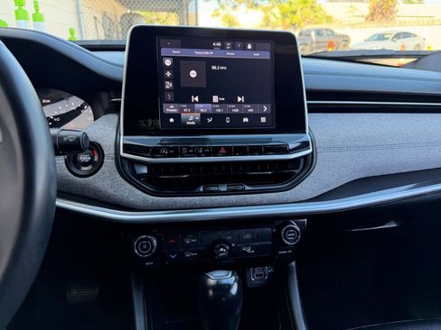 Used 2025 Jeep Compass Latitude image 17