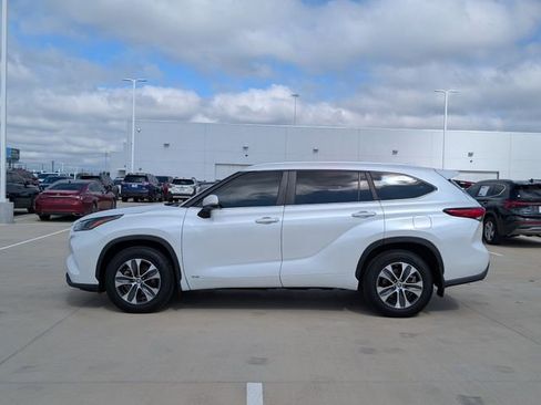 Used 2023 Toyota Highlander XLE AWD/4WD image 3