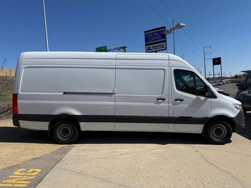 Used 2025 Mercedes-Benz Sprinter 2500 image 2