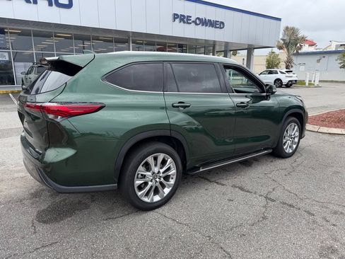 Used 2023 Toyota Highlander Limited FWD image 3