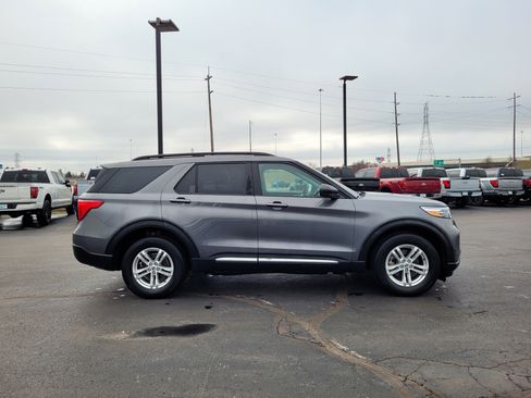 Used 2022 Ford Explorer XLT image 2