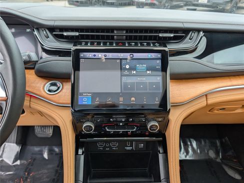 Used 2024 Jeep Grand Cherokee Summit image 19