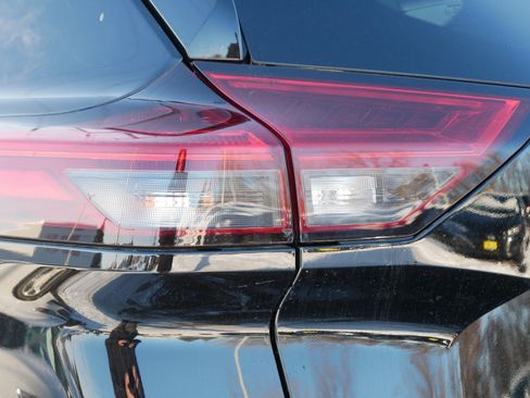 Certified 2022 Nissan Rogue SL w/ SL Premium Package image 17