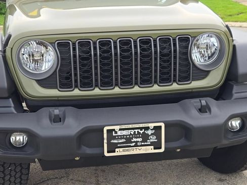 Used 2025 Jeep Wrangler Sport AWD/4WD image 5