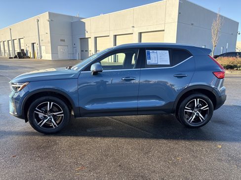 Used 2025 Volvo XC40 B5 Core image 6