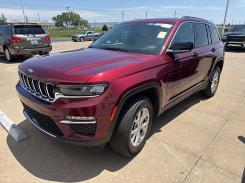 Used 2023 Jeep Grand Cherokee Limited AWD/4WD image 2