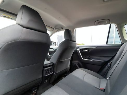 Used 2021 Toyota RAV4 XLE AWD/4WD image 16