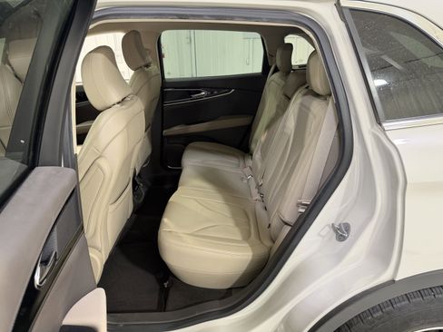 Used 2022 Lincoln Nautilus FWD image 11