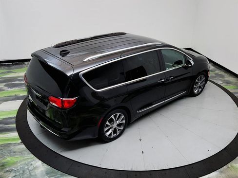 Used 2018 Chrysler Pacifica Limited image 36