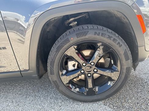 Certified 2023 Jeep Grand Cherokee Limited w/ Black Appearance Package image 17