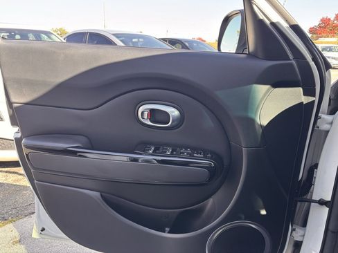 Used 2017 Kia Soul + image 10