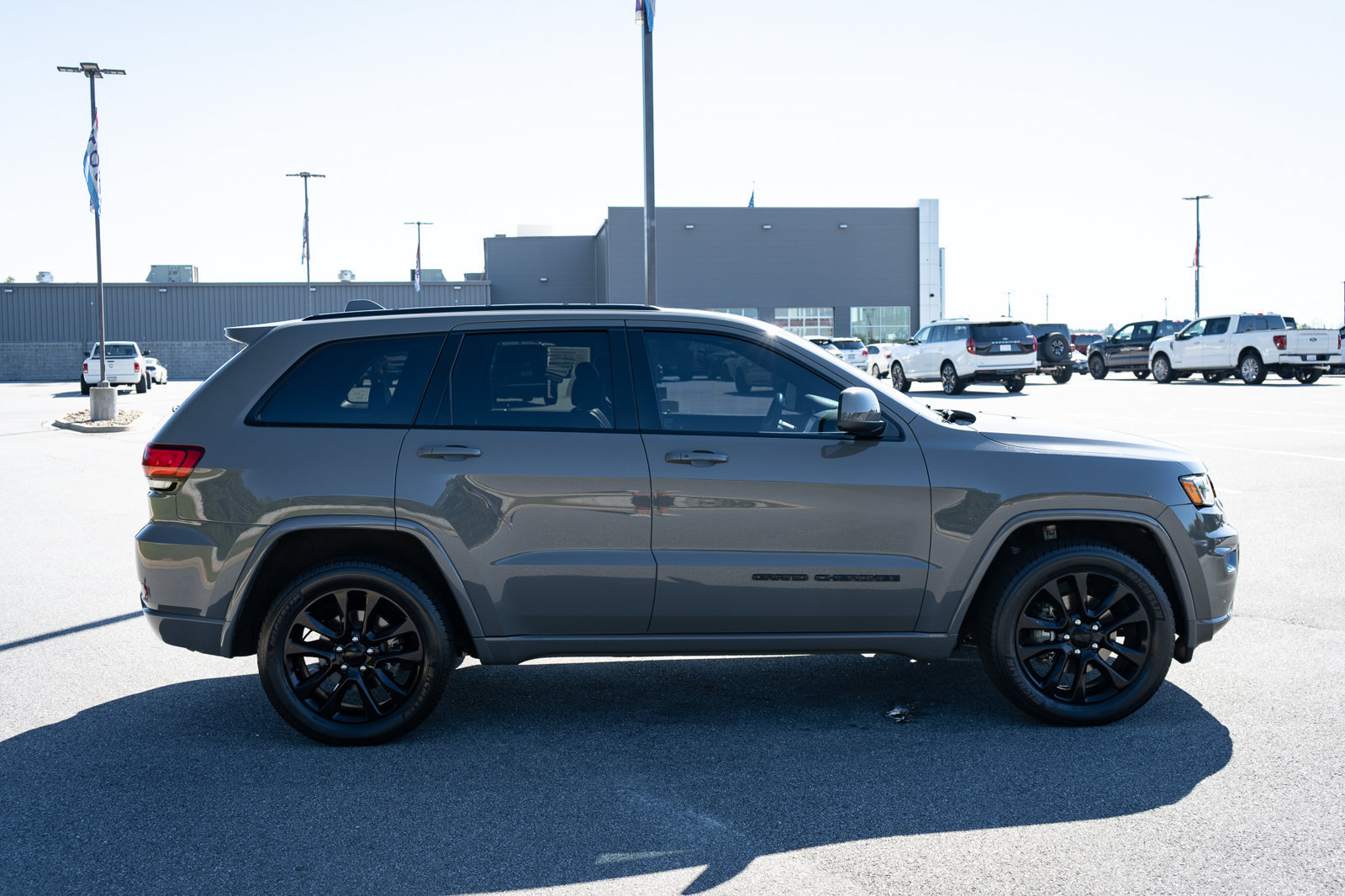 Used 2020 Jeep Grand Cherokee Altitude AWD/4WD image 11