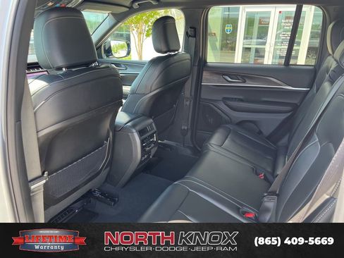 Used 2025 Jeep Grand Cherokee Limited AWD/4WD image 16