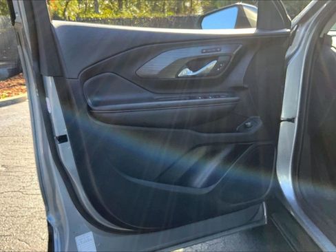 Used 2023 GMC Terrain SLT image 19