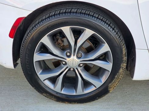 Used 2017 Chrysler Pacifica Limited image 35