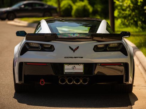 Used 2018 Chevrolet Corvette Z06 w/ Carbon 65 Edition RWD image 25