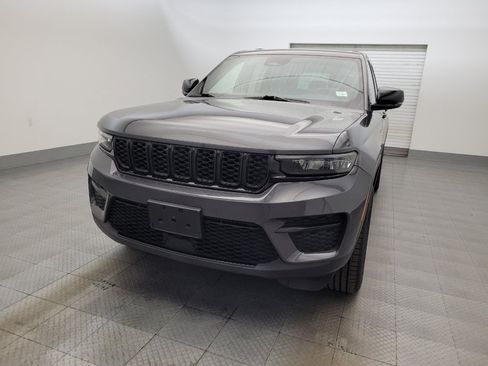 Used 2023 Jeep Grand Cherokee Altitude AWD/4WD image 15
