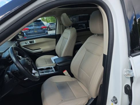 Used 2021 Ford Explorer Limited w/ Equipment Group 301A AWD/4WD image 9