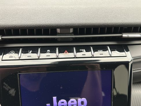 Used 2025 Jeep Grand Cherokee Altitude AWD/4WD image 23