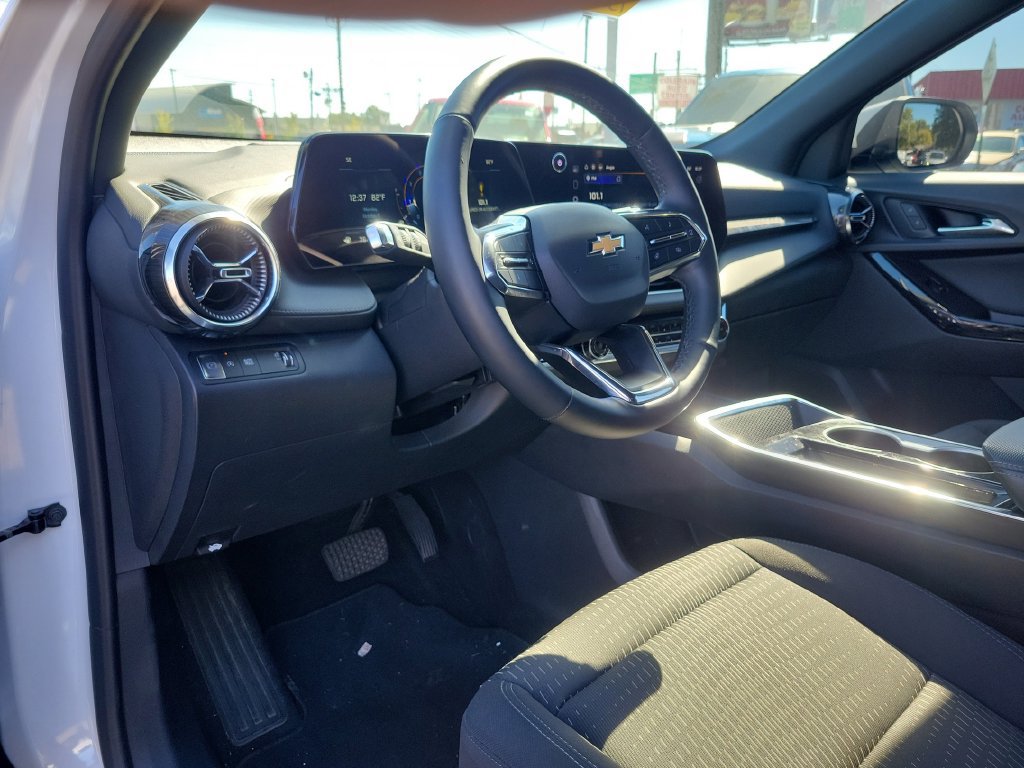 Used 2025 Chevrolet Equinox LT FWD image 24