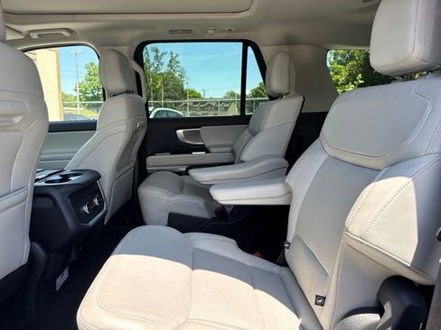 Used 2025 Ford Expedition Platinum AWD/4WD image 11