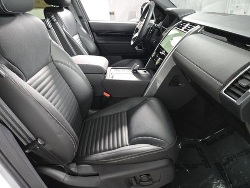 Used 2025 Land Rover Discovery S image 18