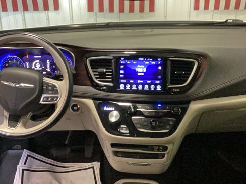 Used 2017 Chrysler Pacifica Limited image 15