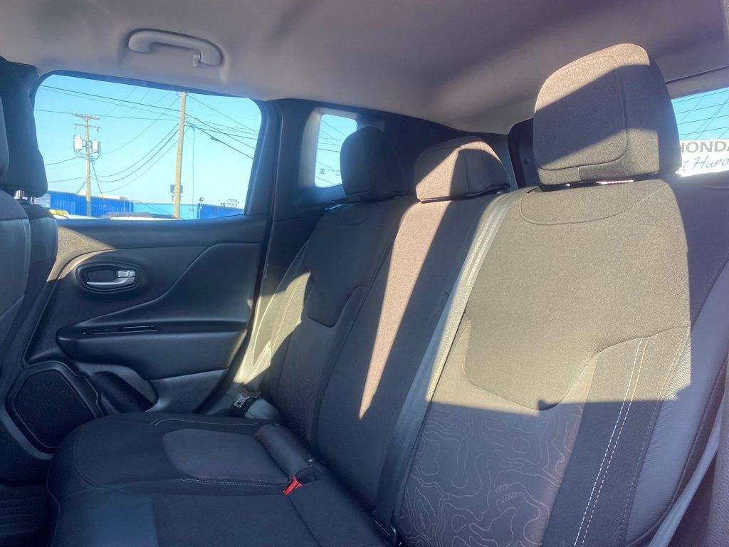 Used 2023 Jeep Renegade Latitude AWD/4WD image 15