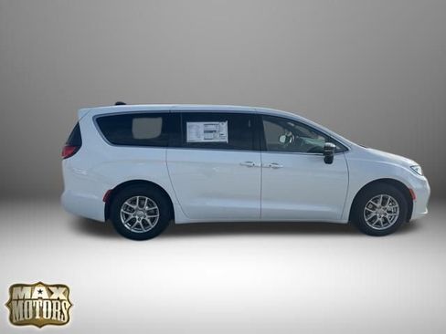 New 2026 Chrysler Pacifica Select image 13