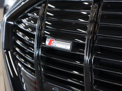 Used 2022 Audi e-tron Premium w/ Convenience Plus Package image 28