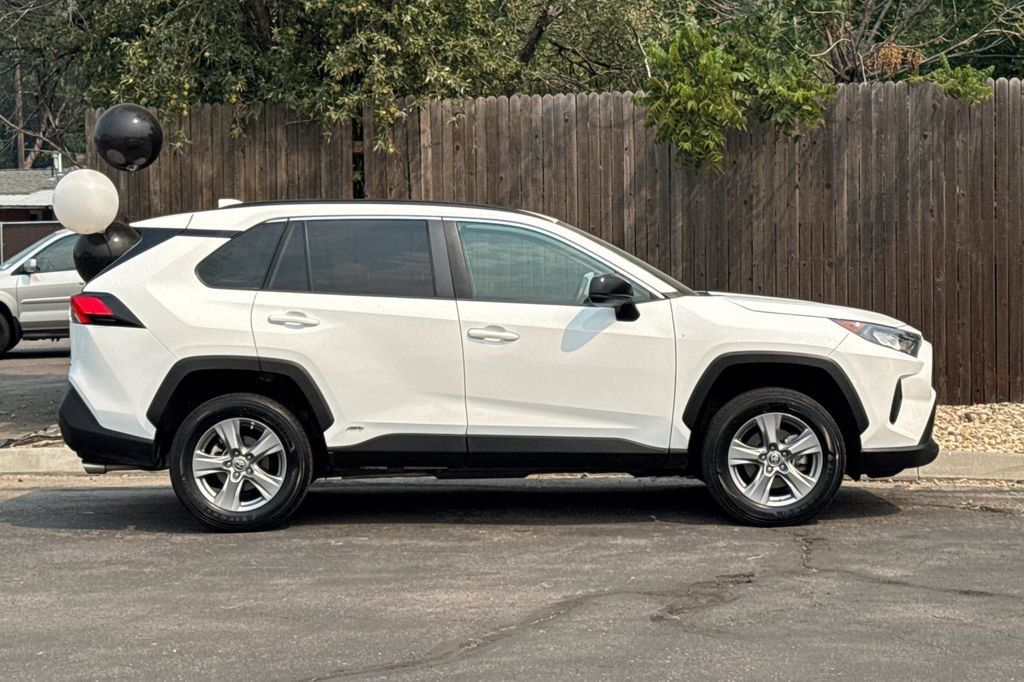 Used 2022 Toyota RAV4 LE AWD/4WD image 3