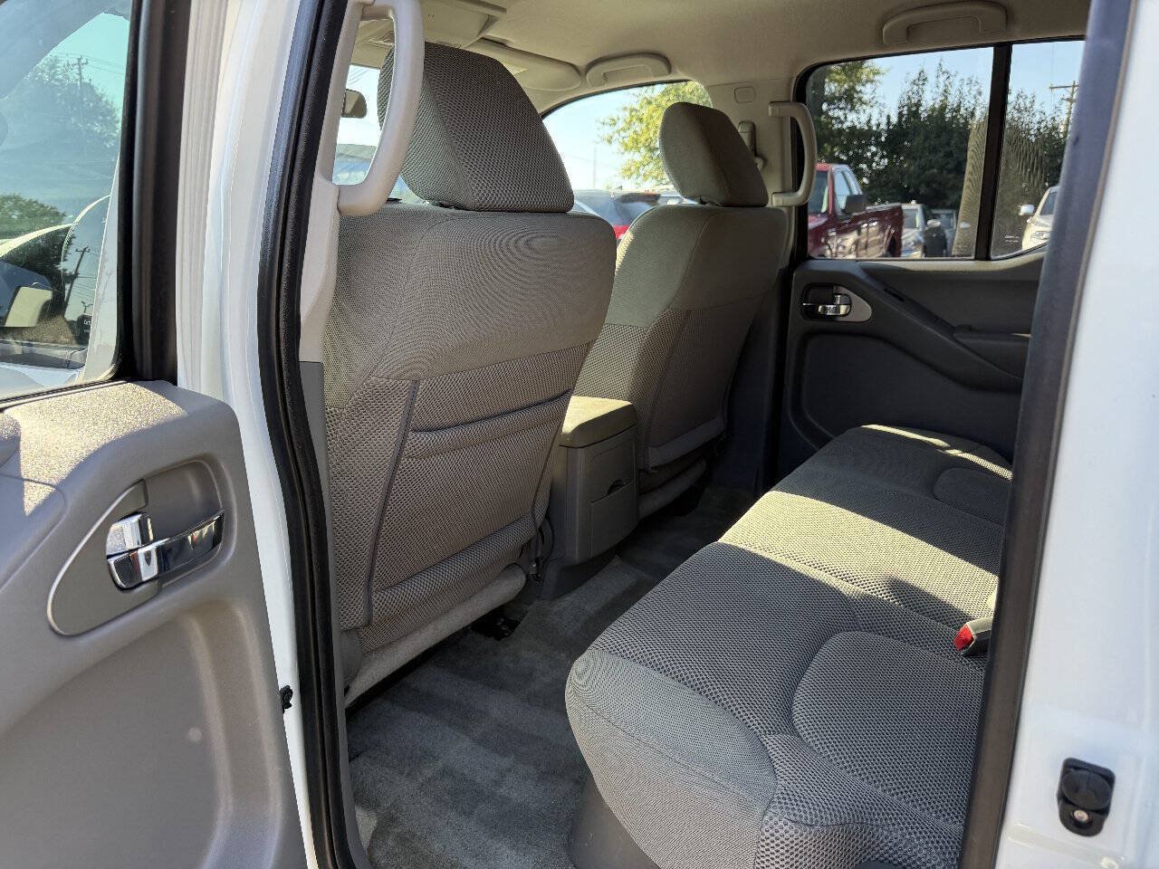 Used 2015 Nissan Frontier SV AWD/4WD image 10