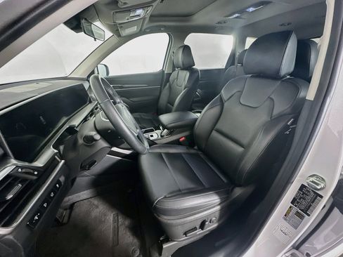 Used 2025 Kia Telluride S FWD image 13