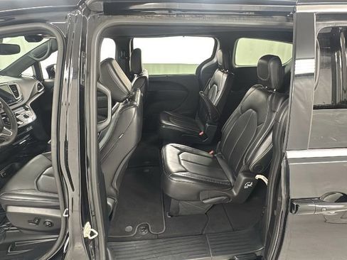 Used 2025 Chrysler Pacifica Select image 16